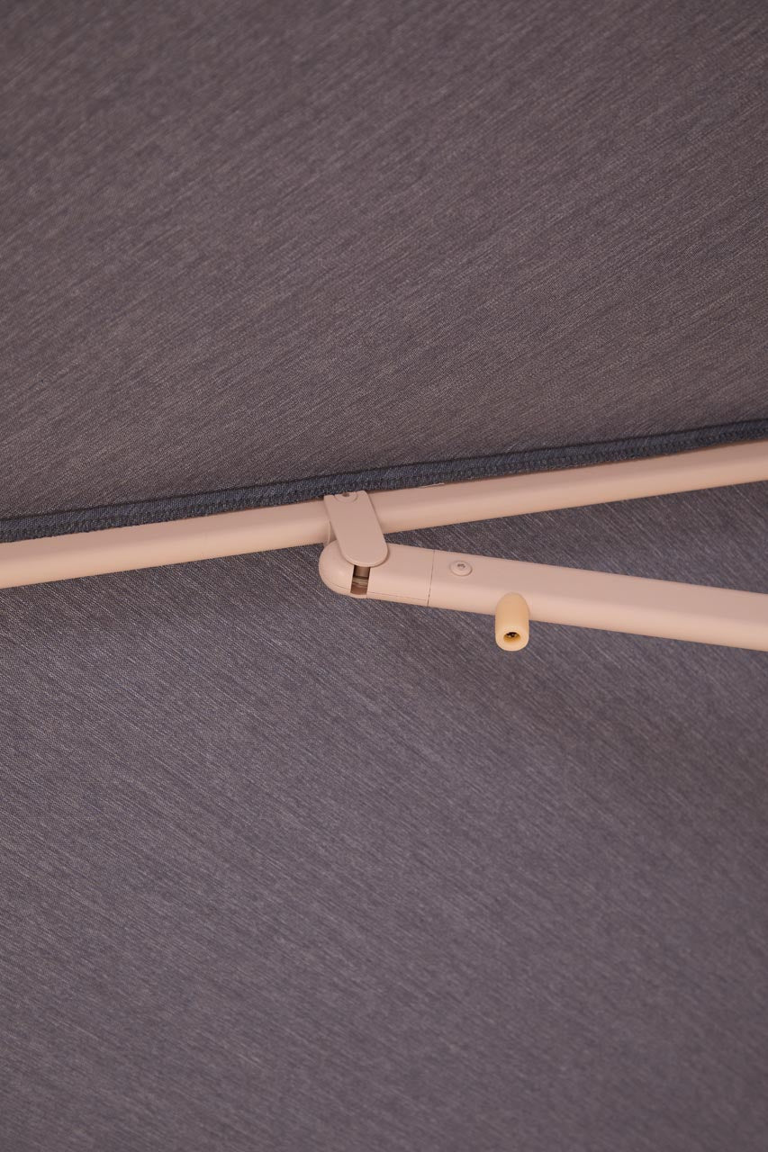 Central pole umbrella